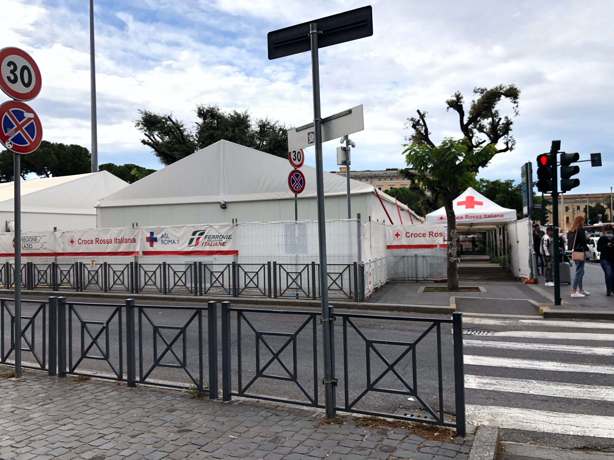 ローマ・テルミニ駅前のワクチン接種会場