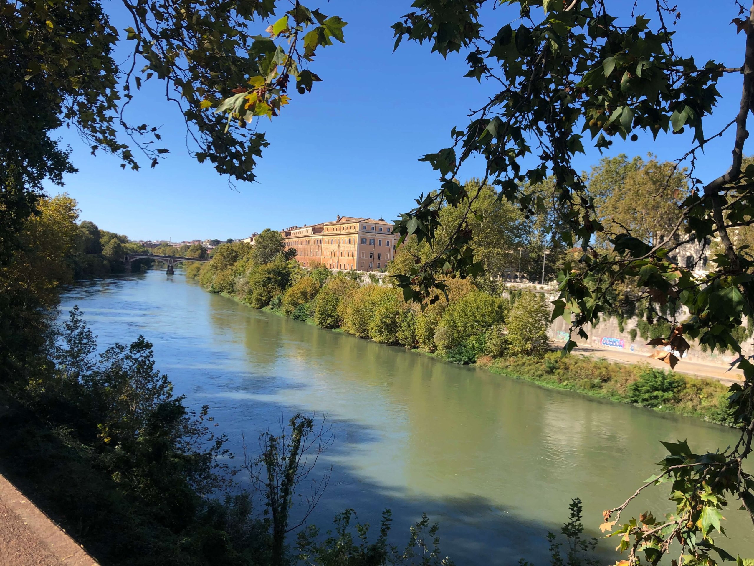 ローマ・川沿いの景色
