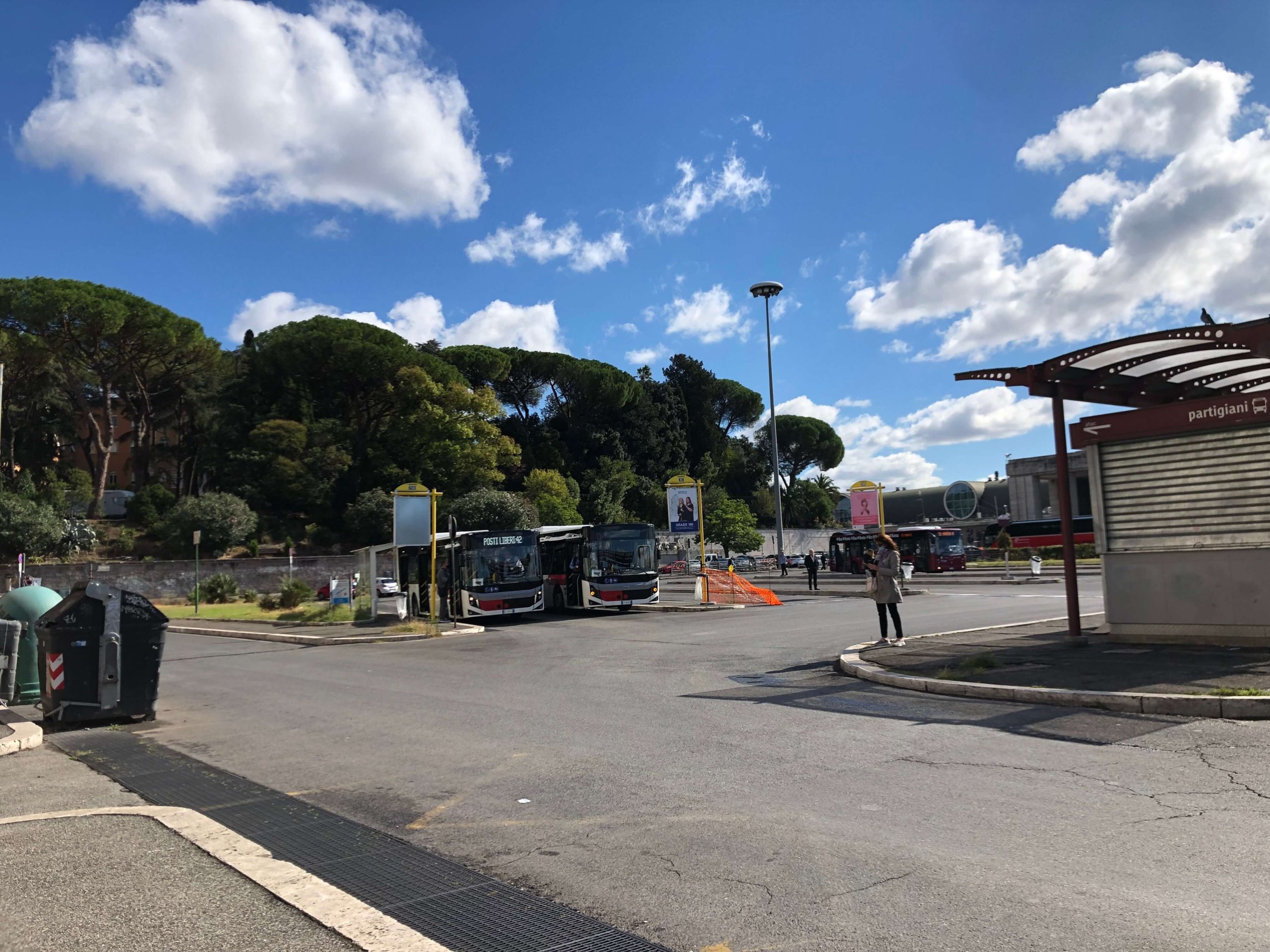 ローマ・Ostiense駅前の場バス停