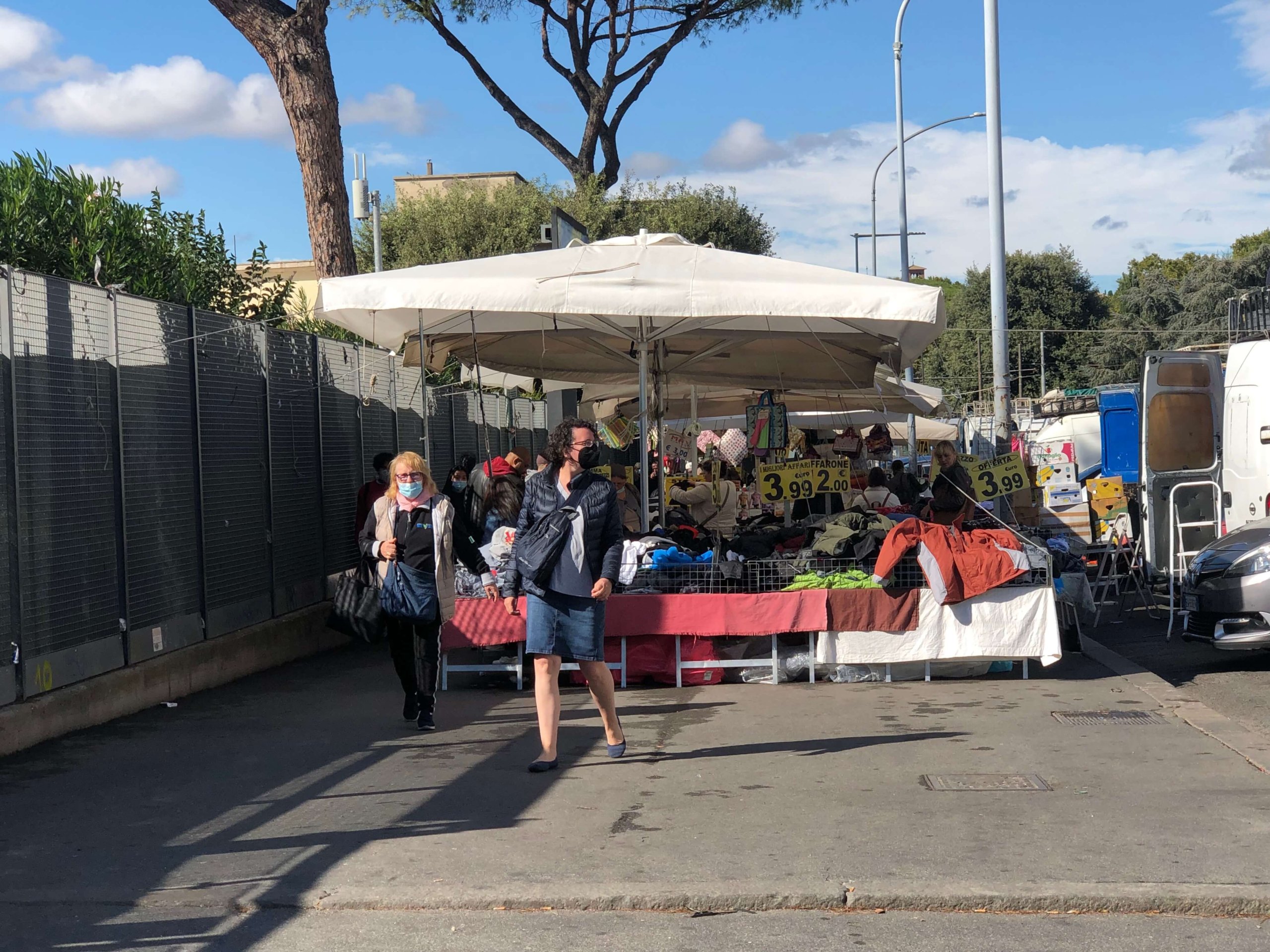 ローマ・服の出店