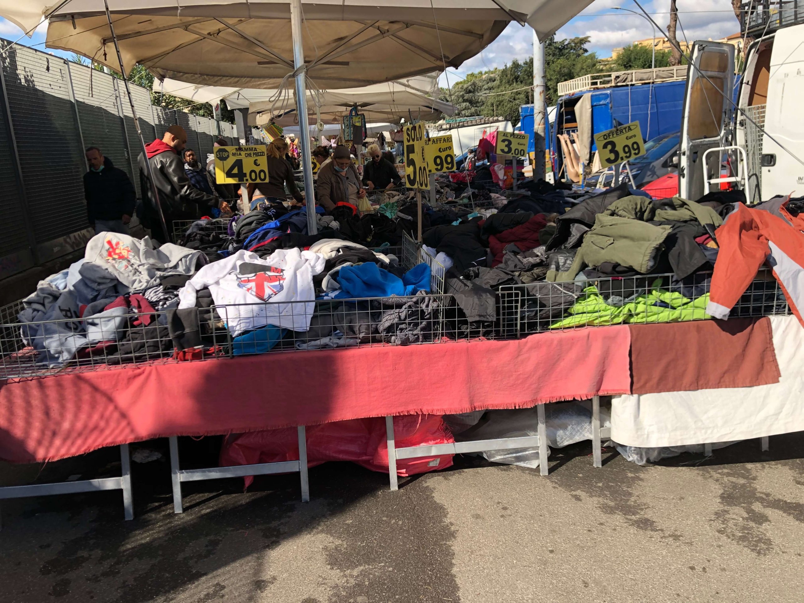 ローマ・服の出店