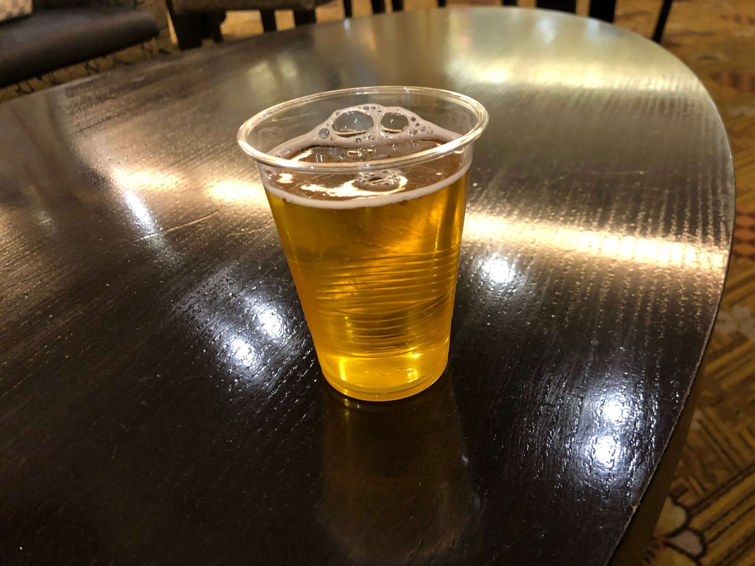 なんば道頓堀ホテル・ロビーでビール