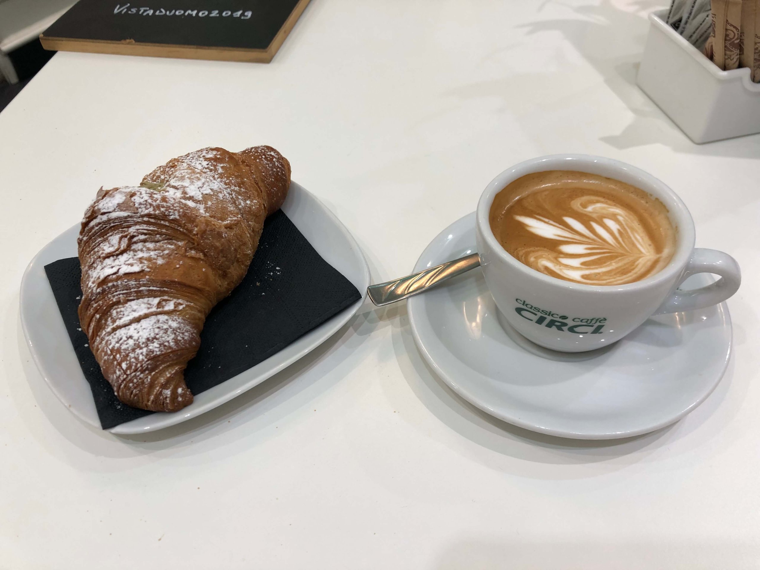 フィレンツェ・Florere Caffe Bistrot・クロワッサンとカプチーノ