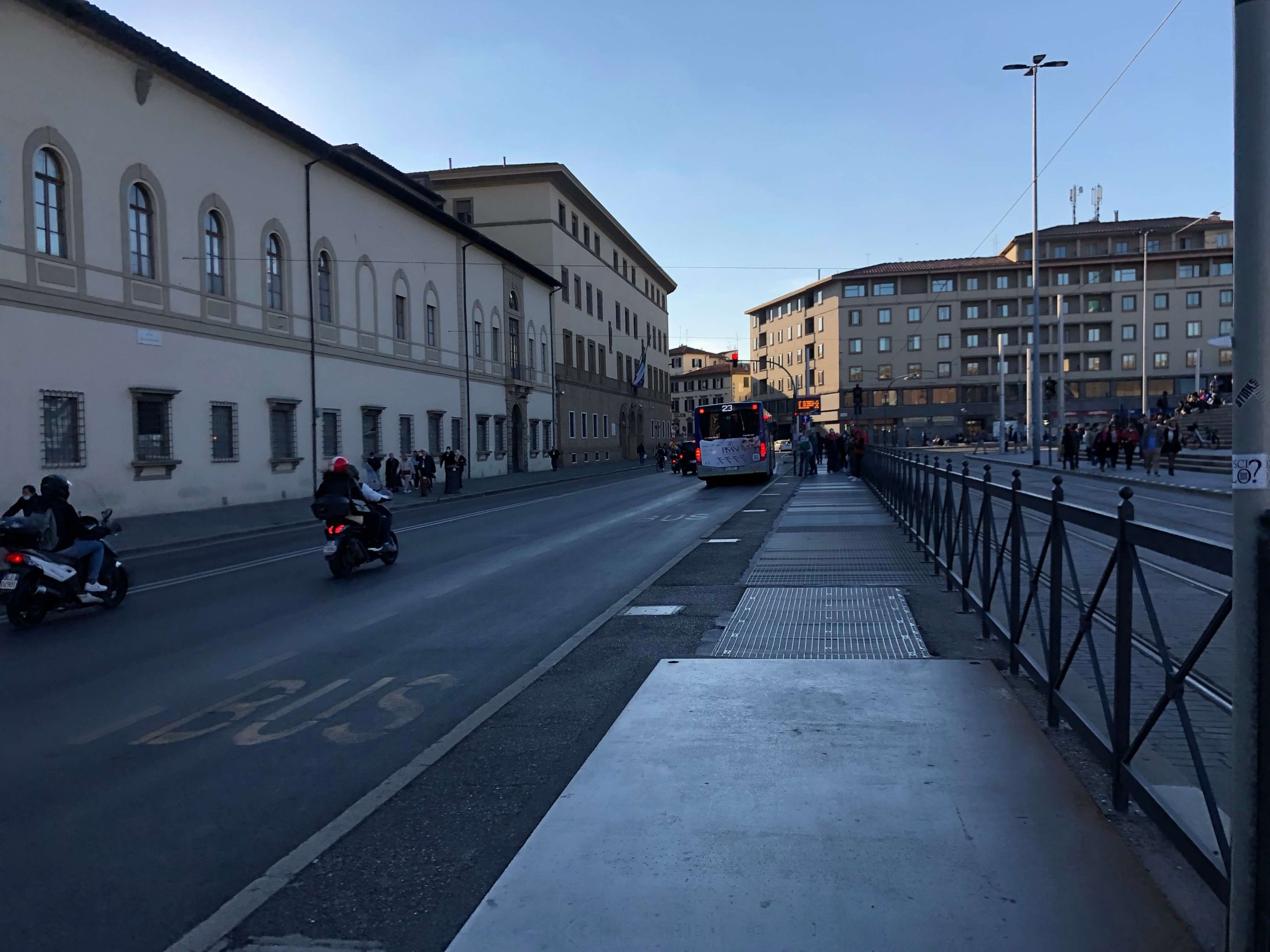 フィレンツェ・駅前のバス停