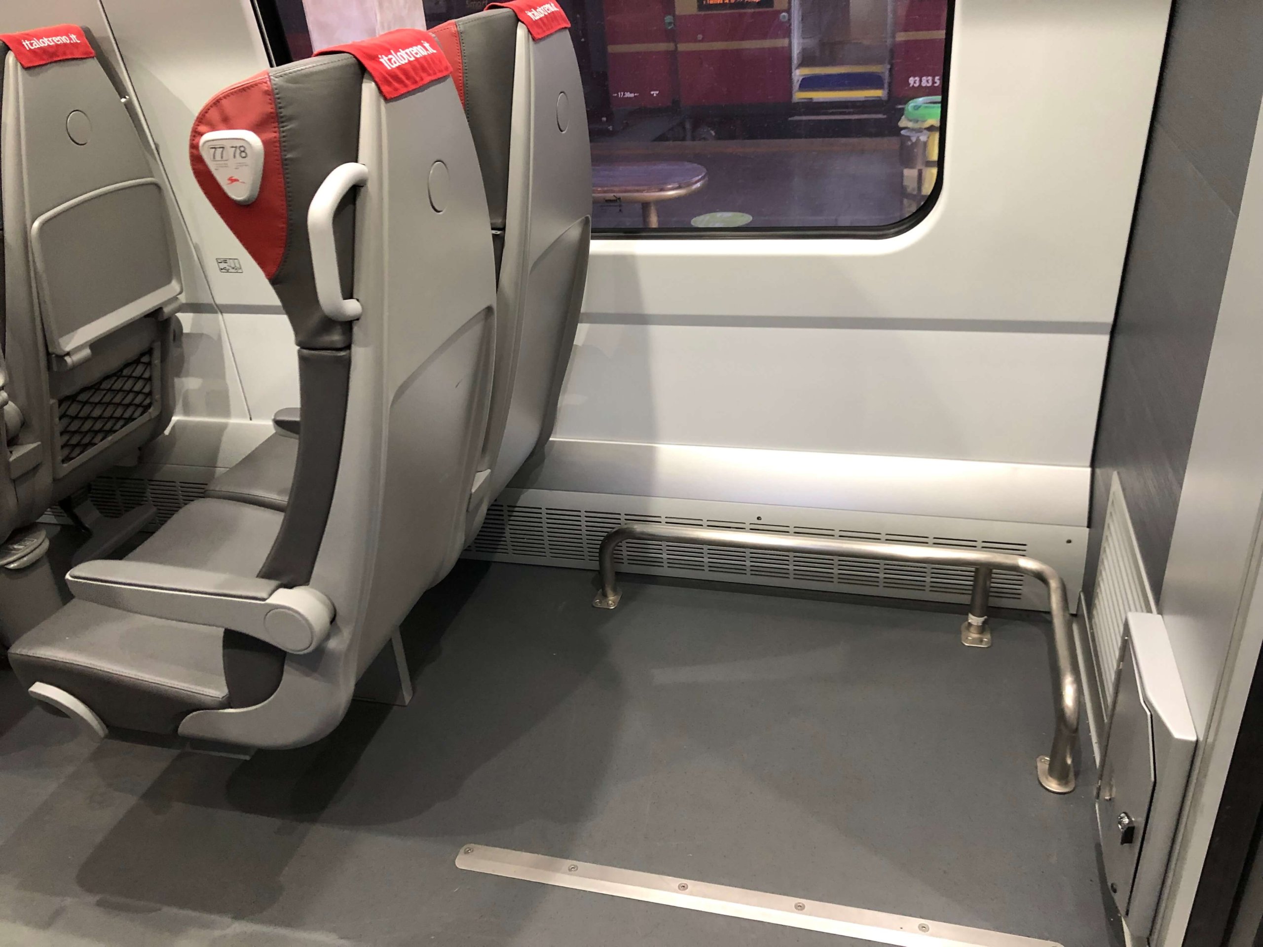 .italo車内の荷物置き場