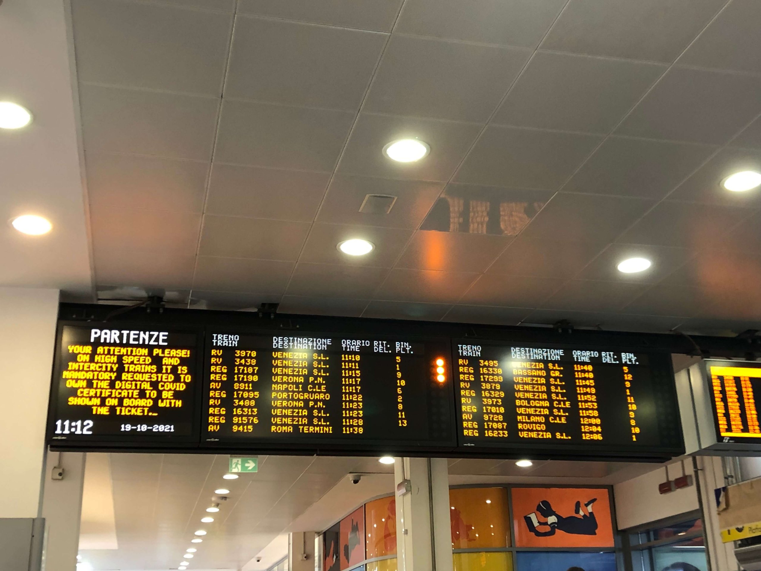 メストレ駅・電光掲示板