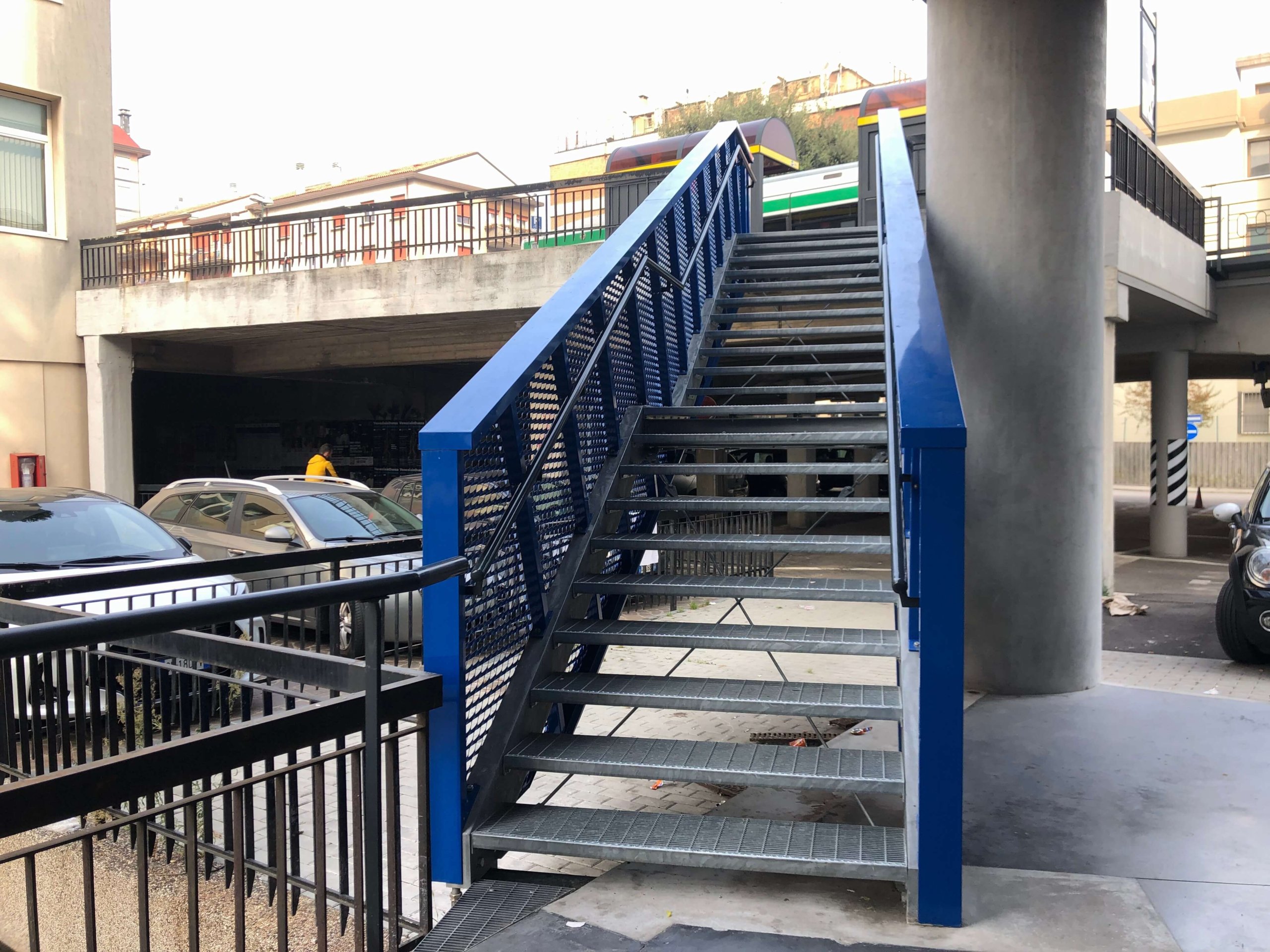 メストレ・ベネツィア行きバス停へ行く階段