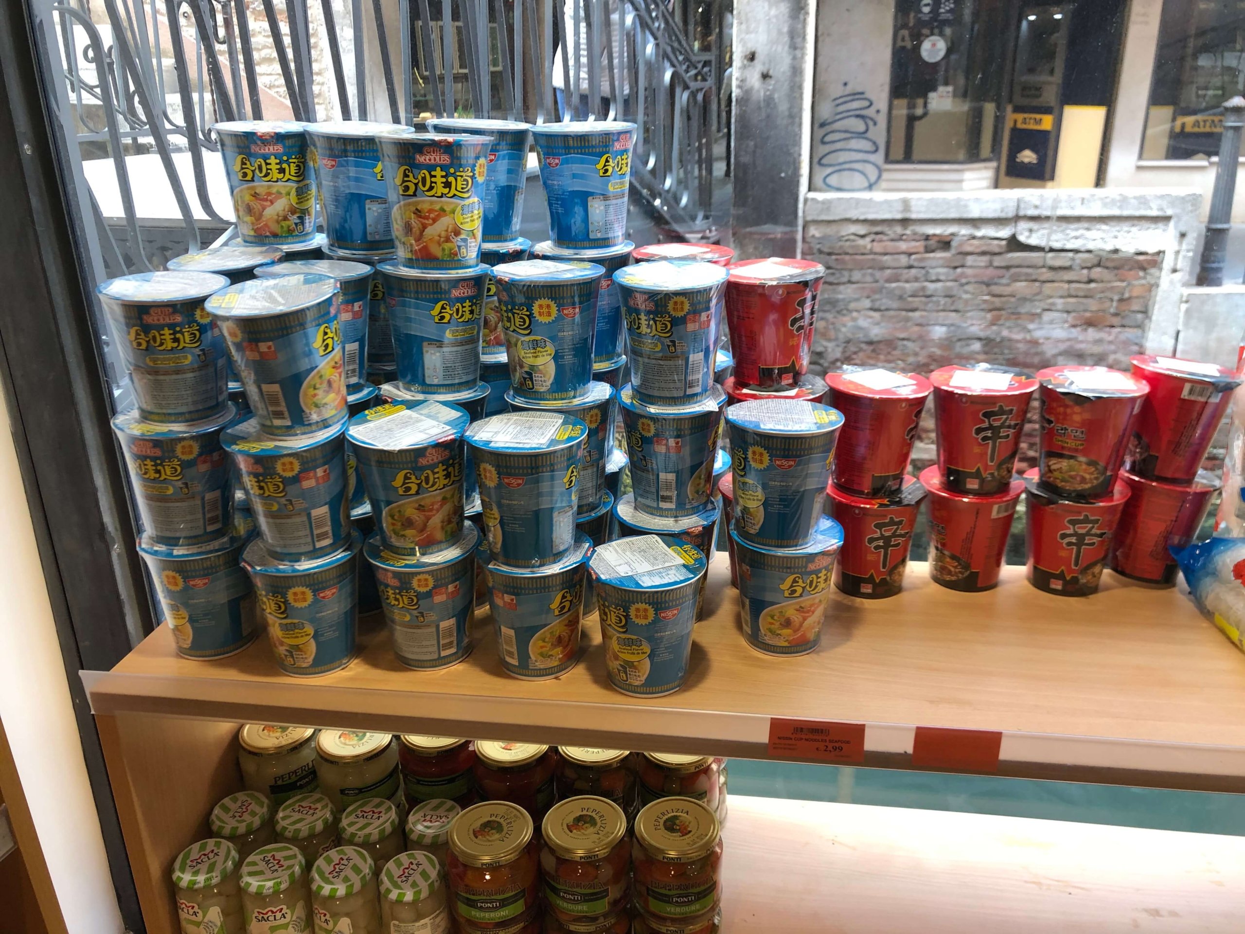 ベネツィア・お店のカップヌードル