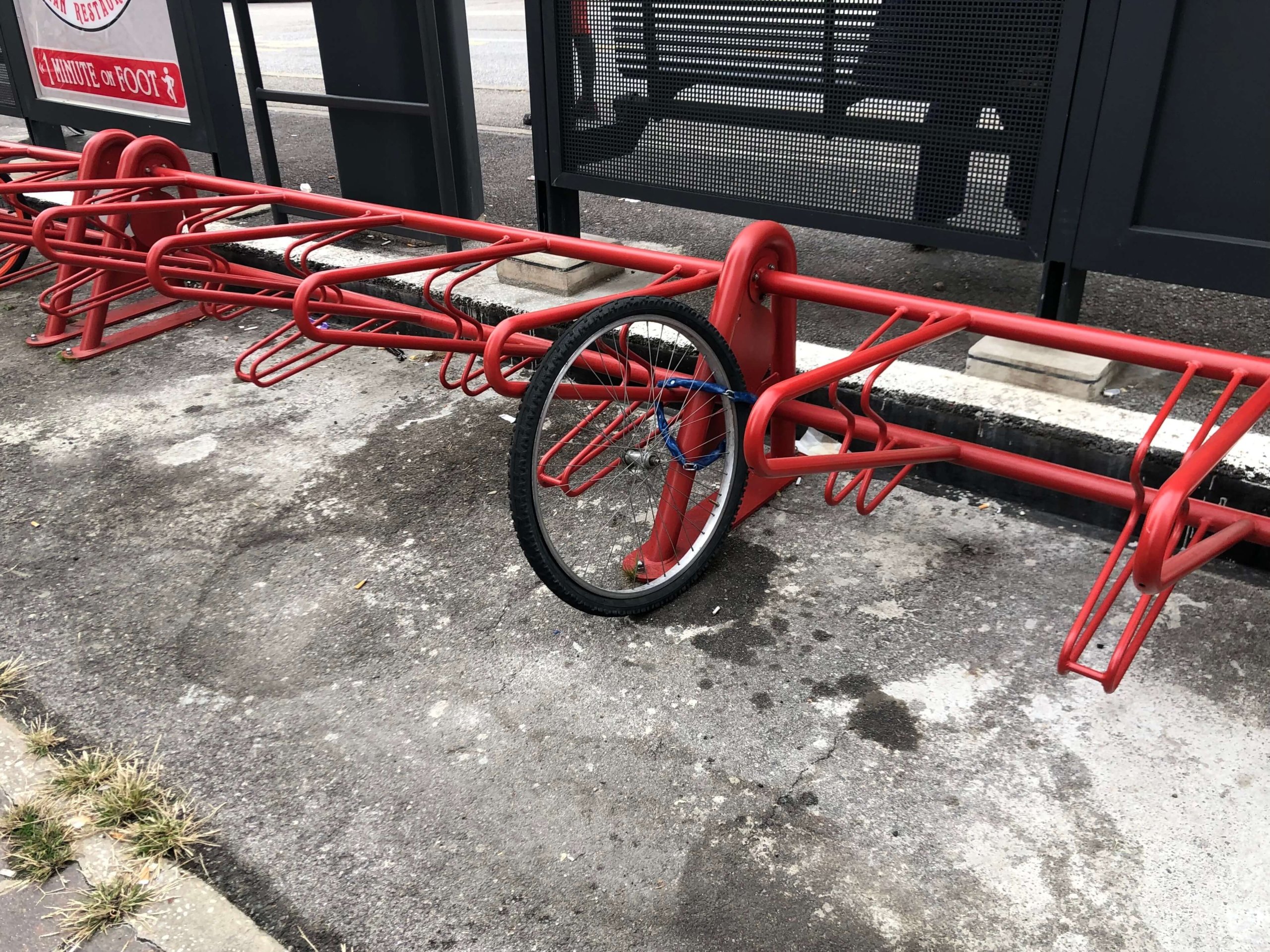 メストレ・バス停の自転車置き場