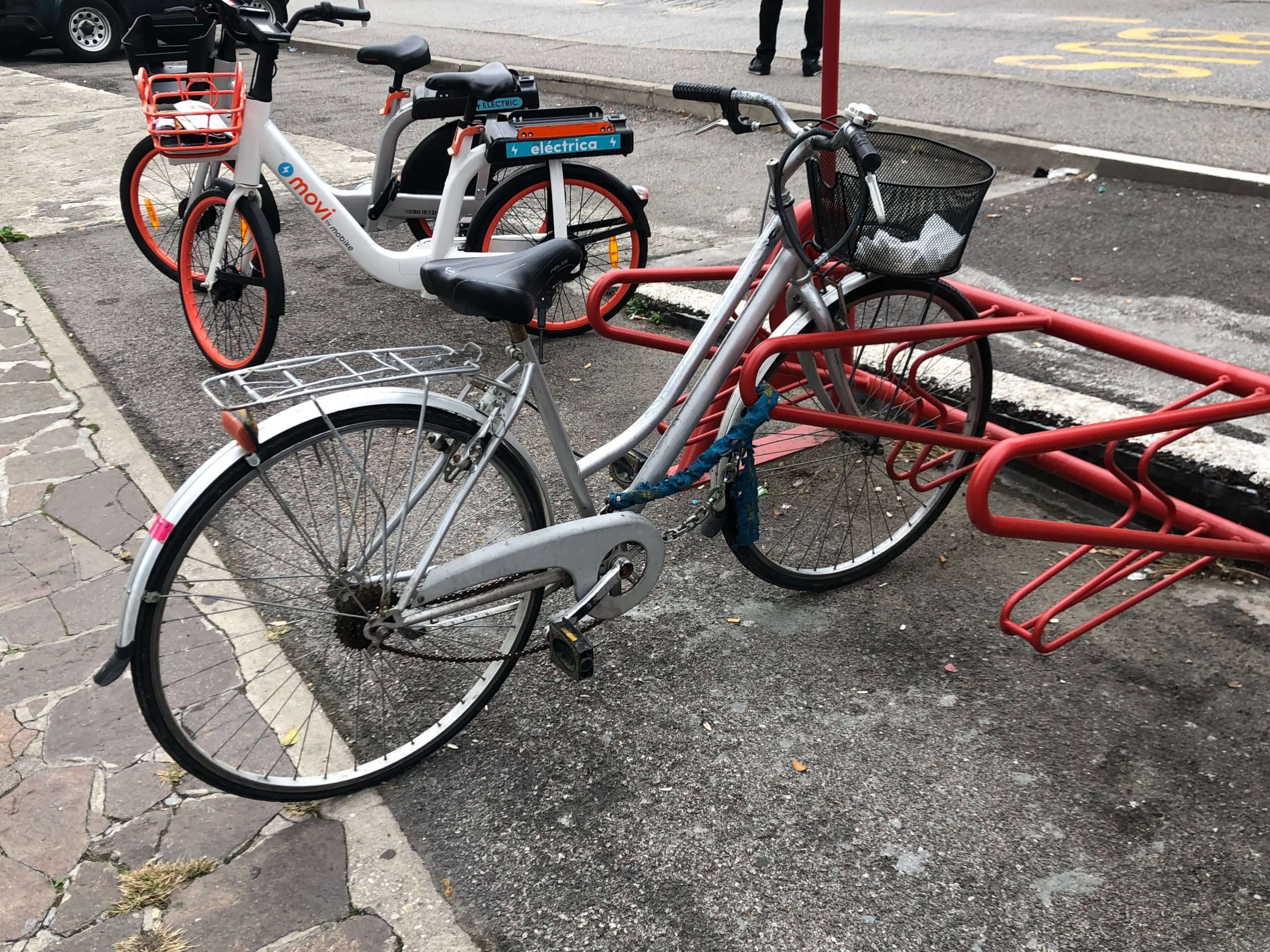 メストレ・バス停の自転車置き場