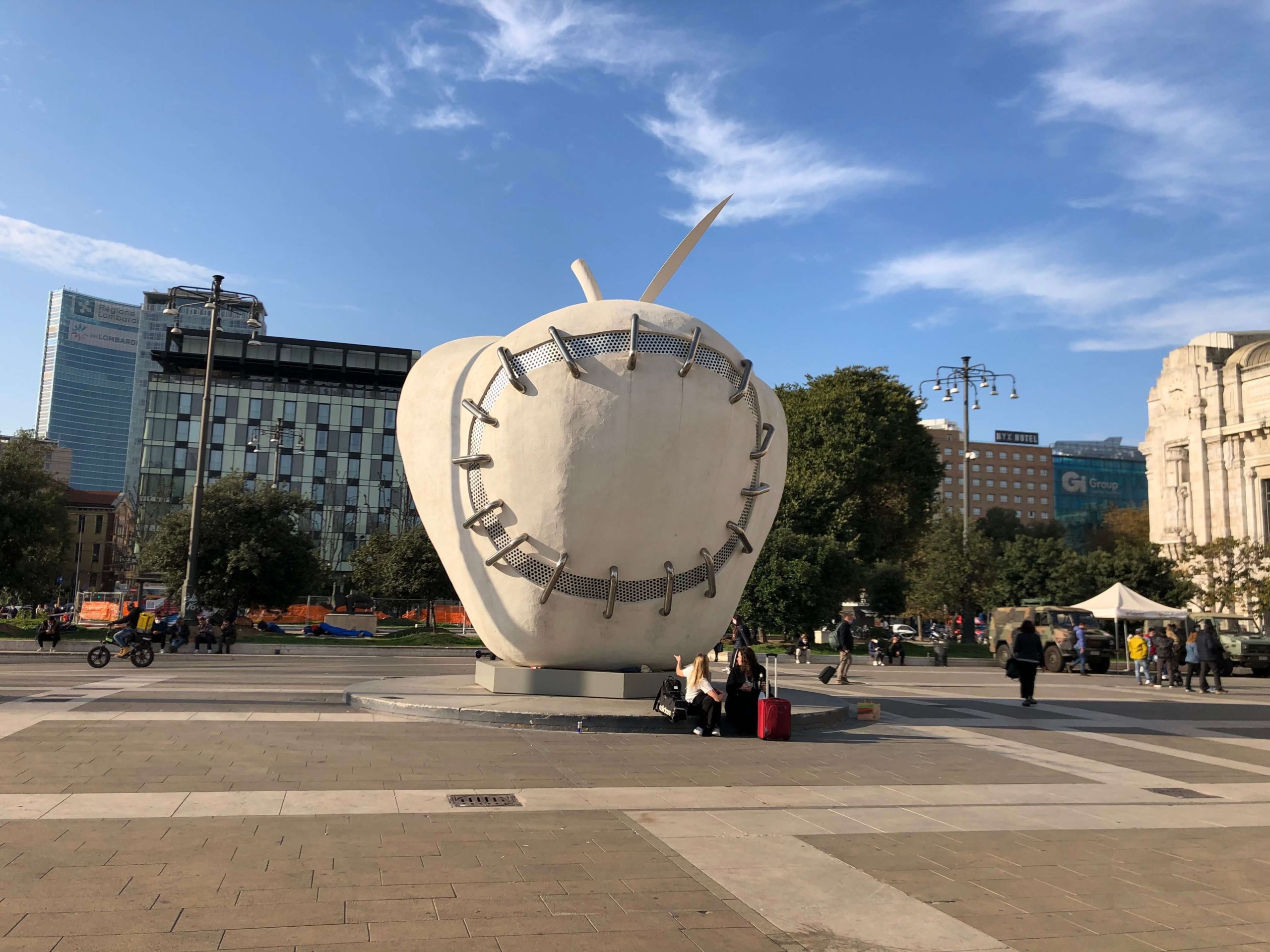 ミラノ・ミラノ中央駅の前にあるりんご