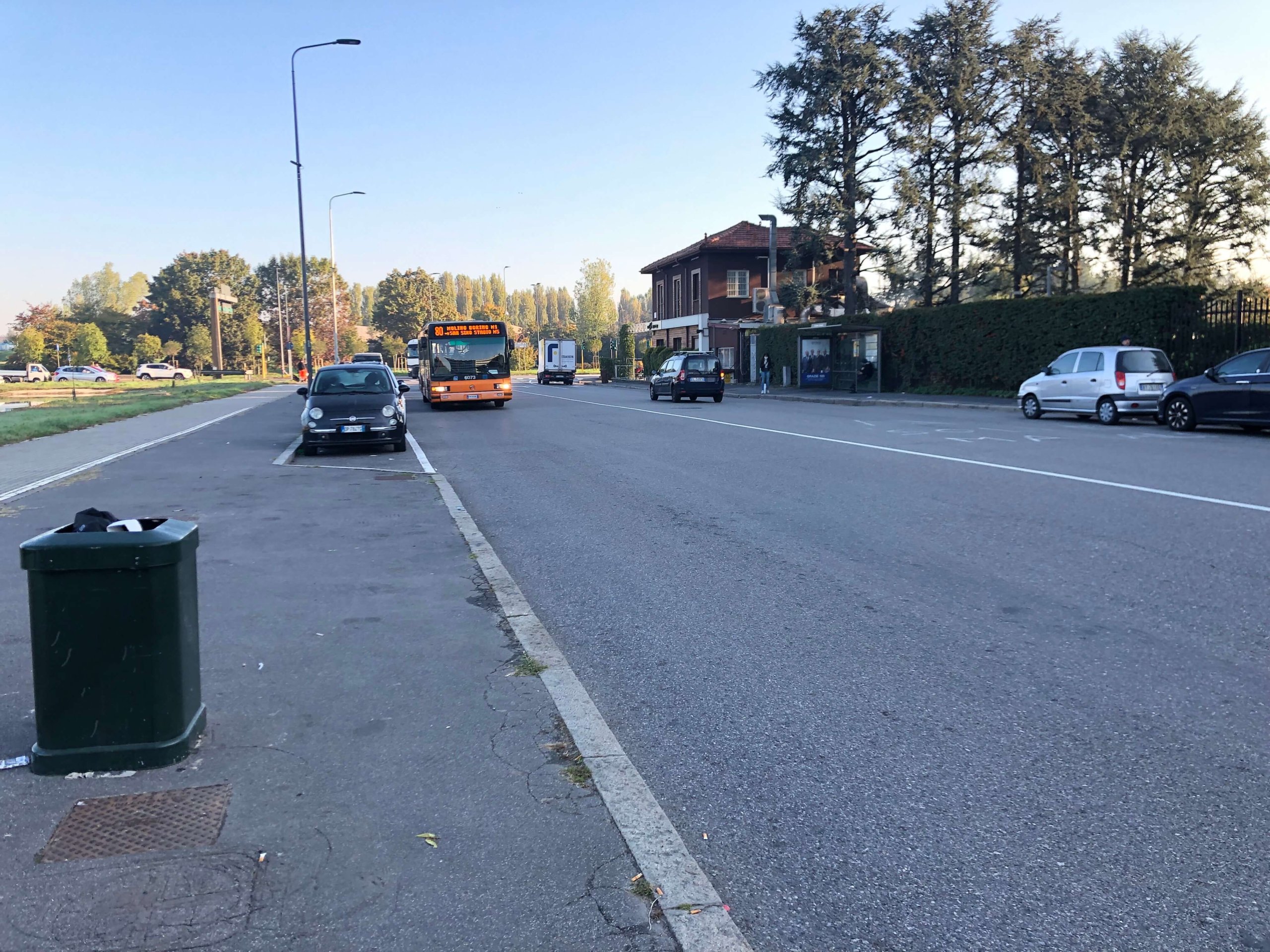 ミラノ・シェラトン前のバス停