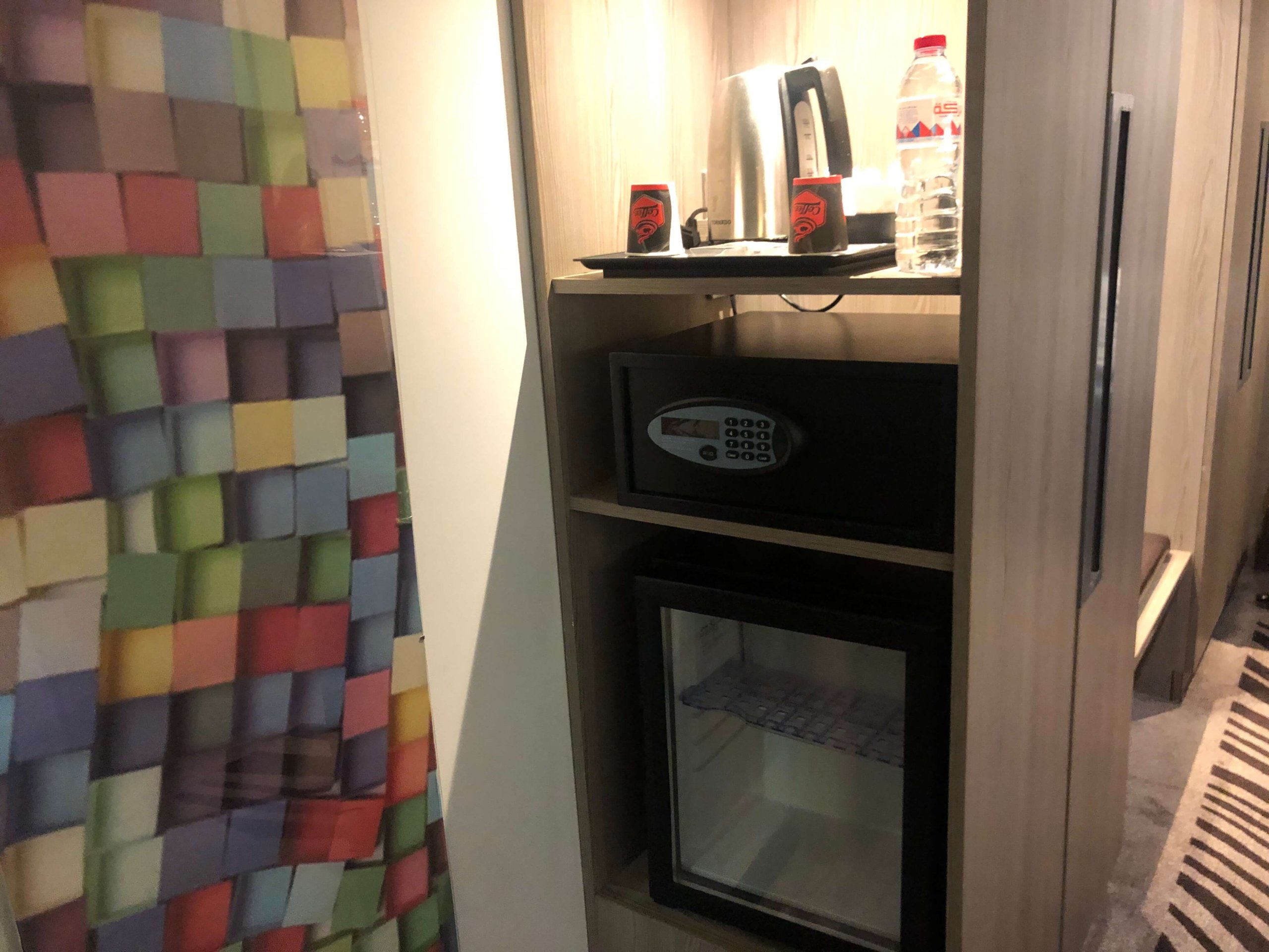 ノボテルカイロエアポート・お茶セットと冷蔵庫