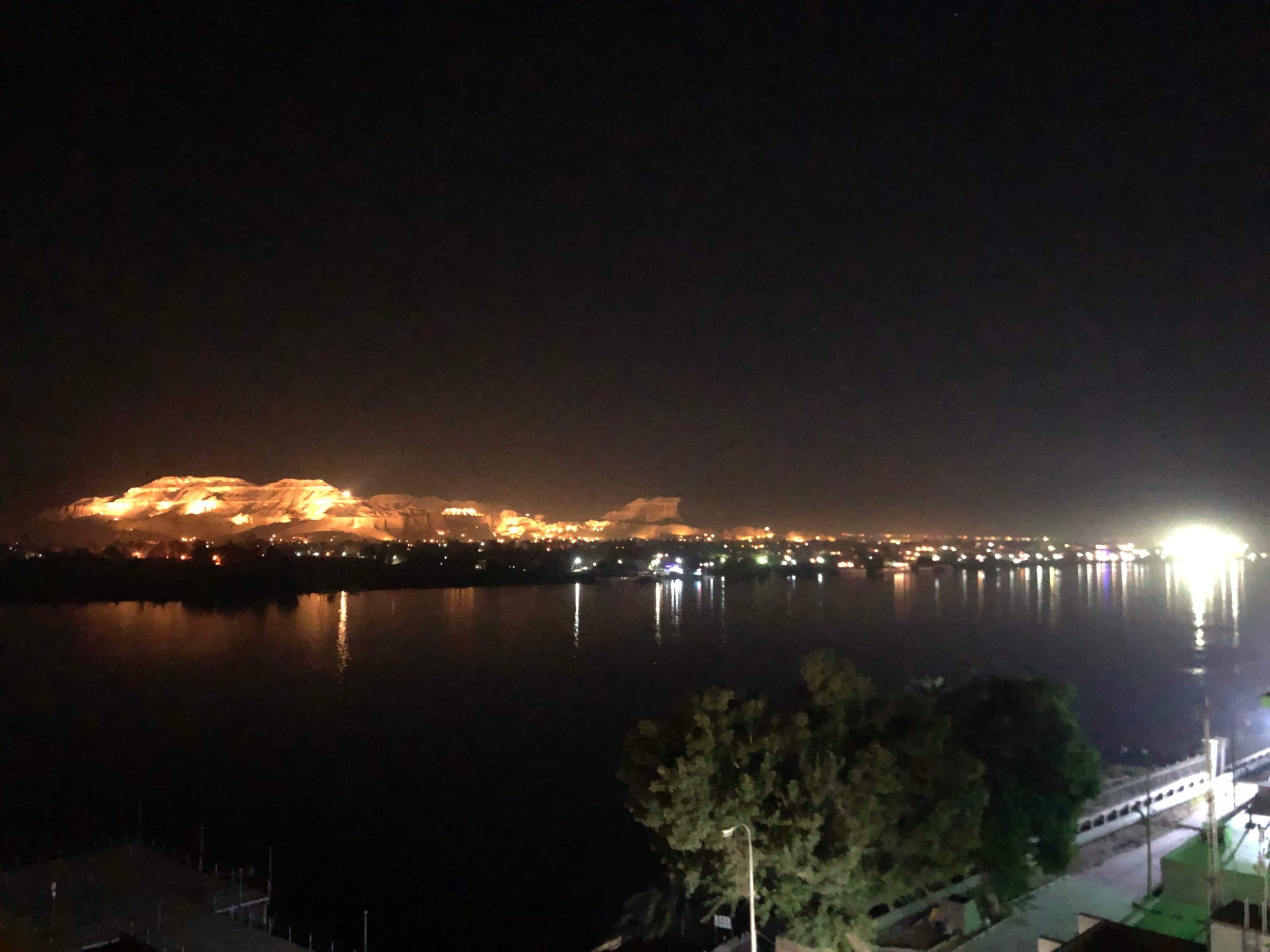 ルクソール西岸夜景