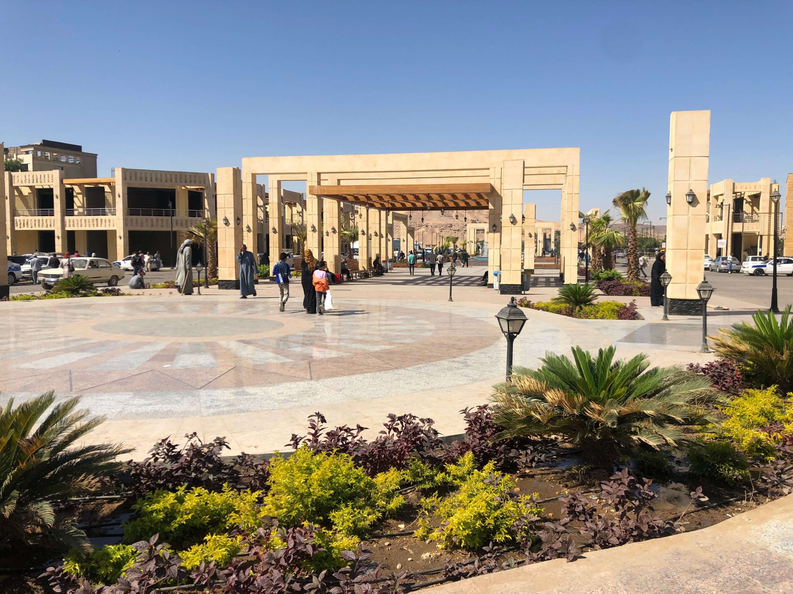 アスワン駅前の広場