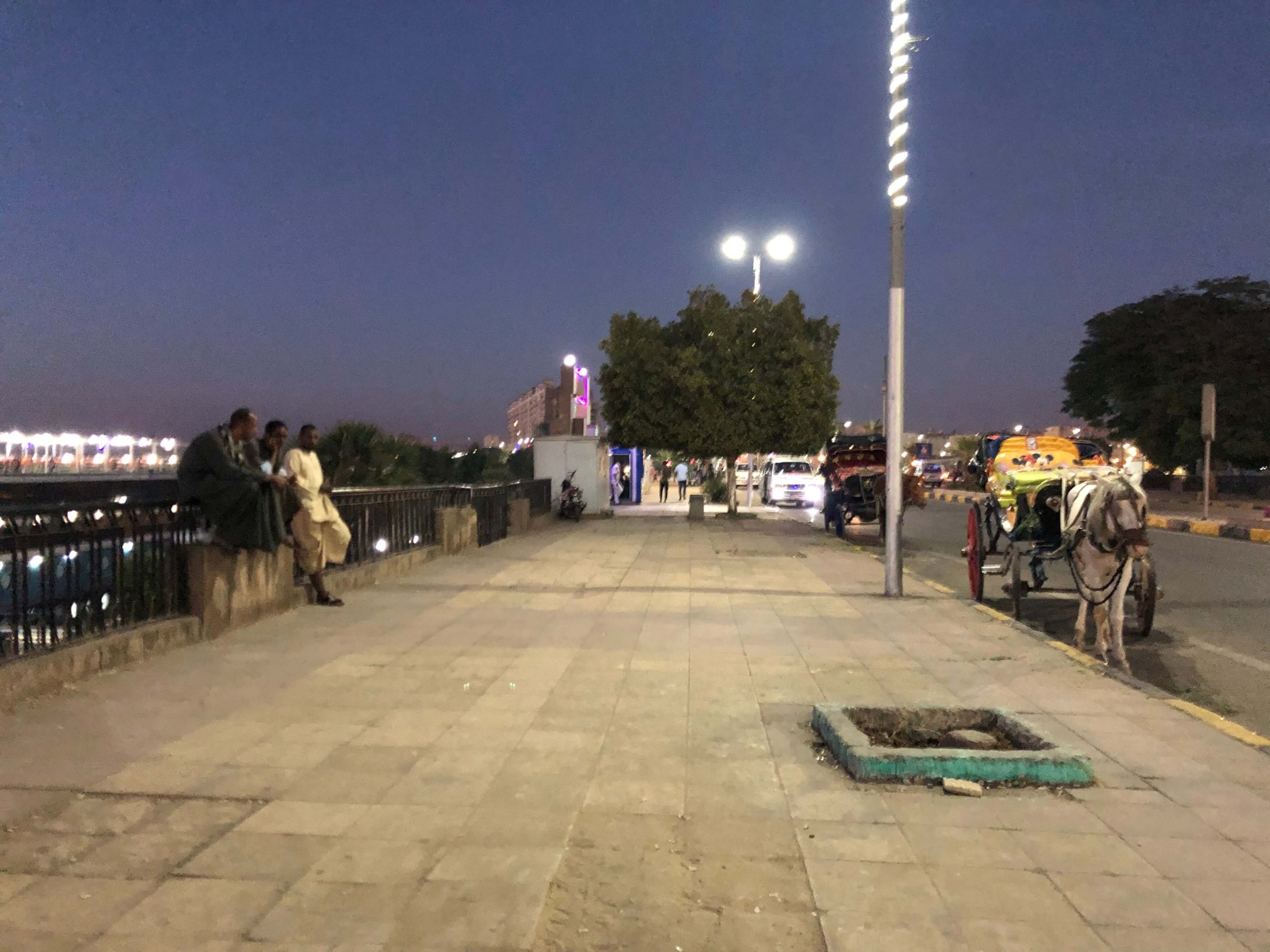 ナイル川沿いの歩道