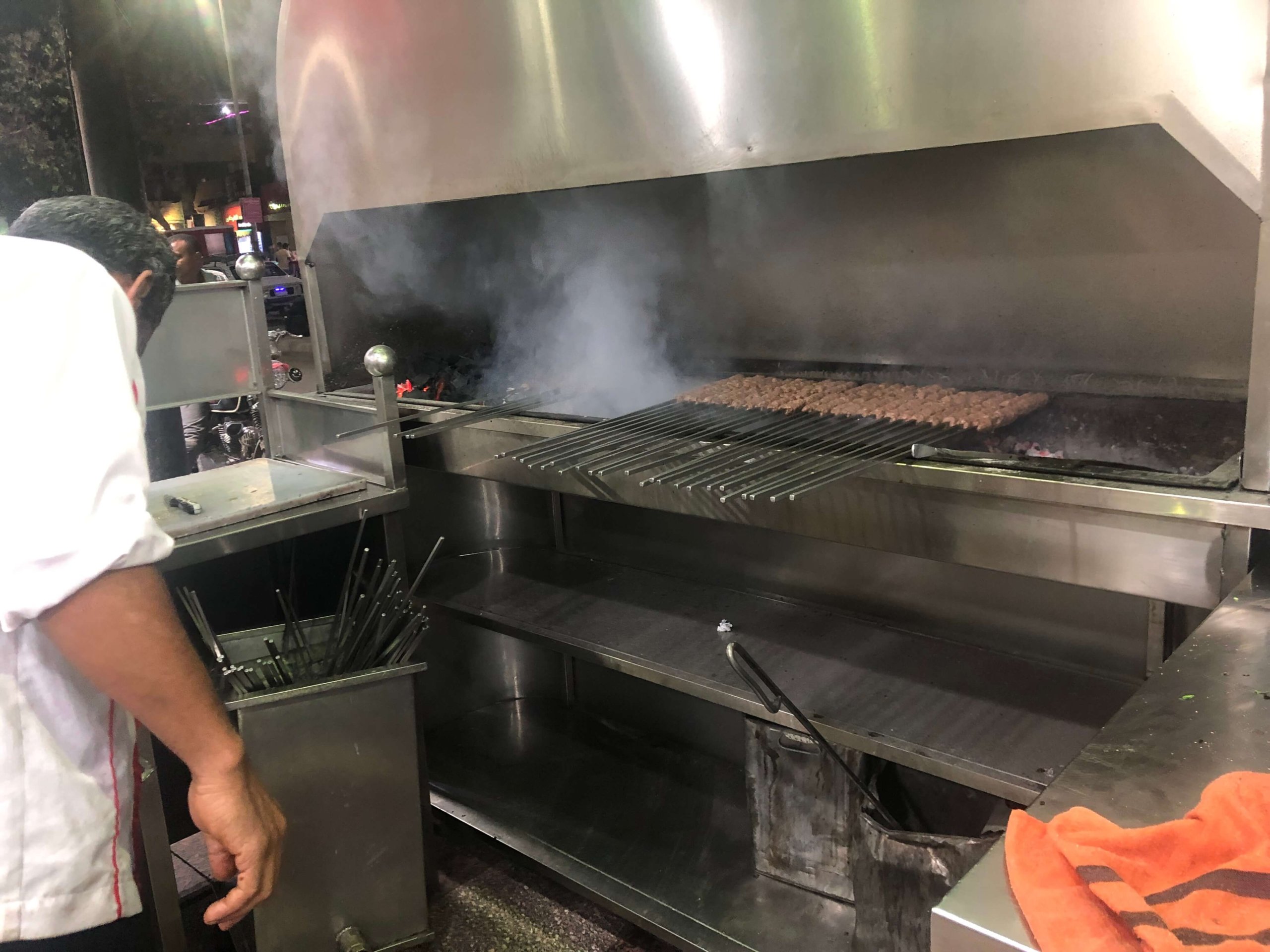 ABEER RESTAURANT・コフタを焼く様子