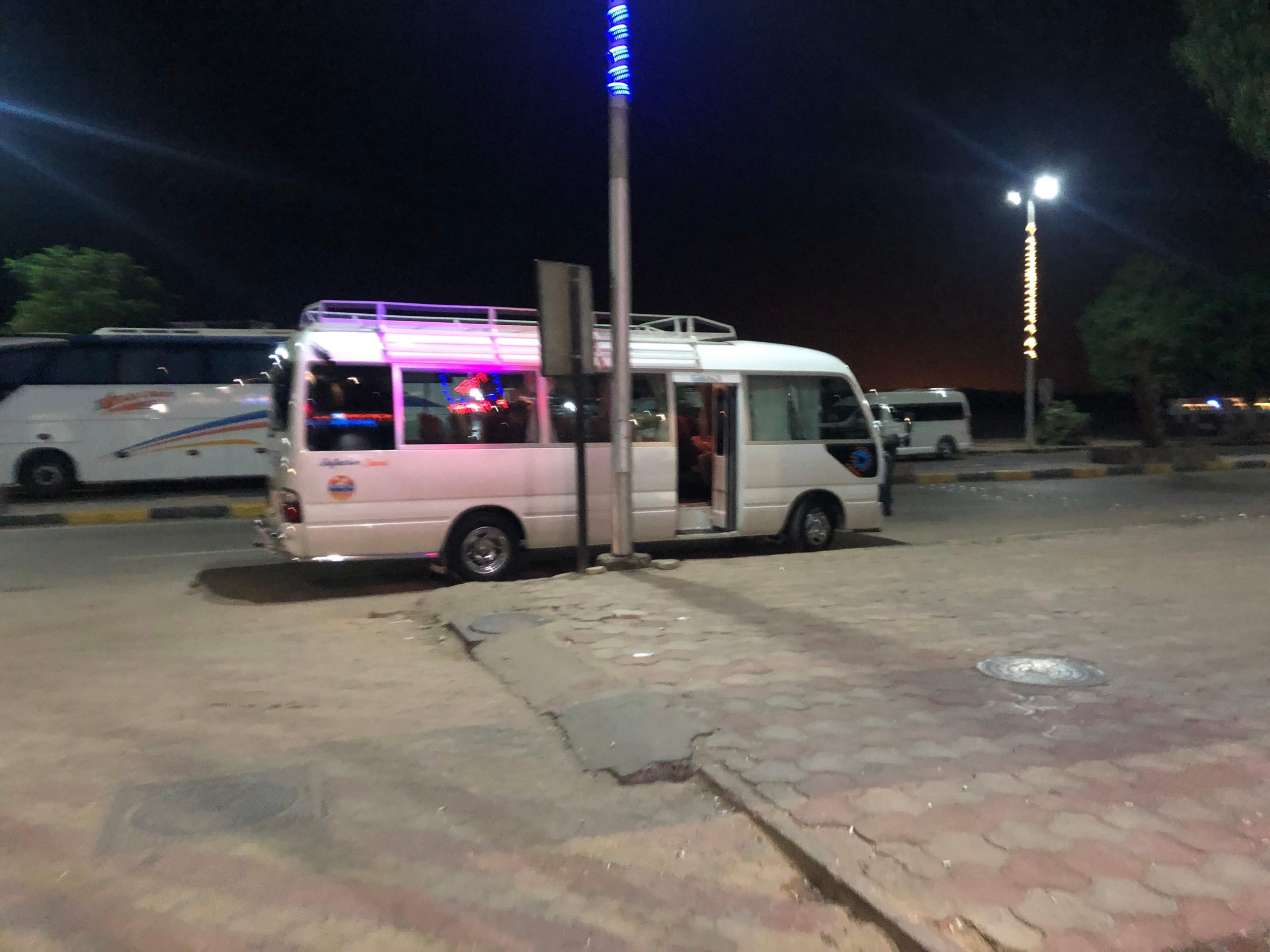 アブシンベル神殿ツアーのバス