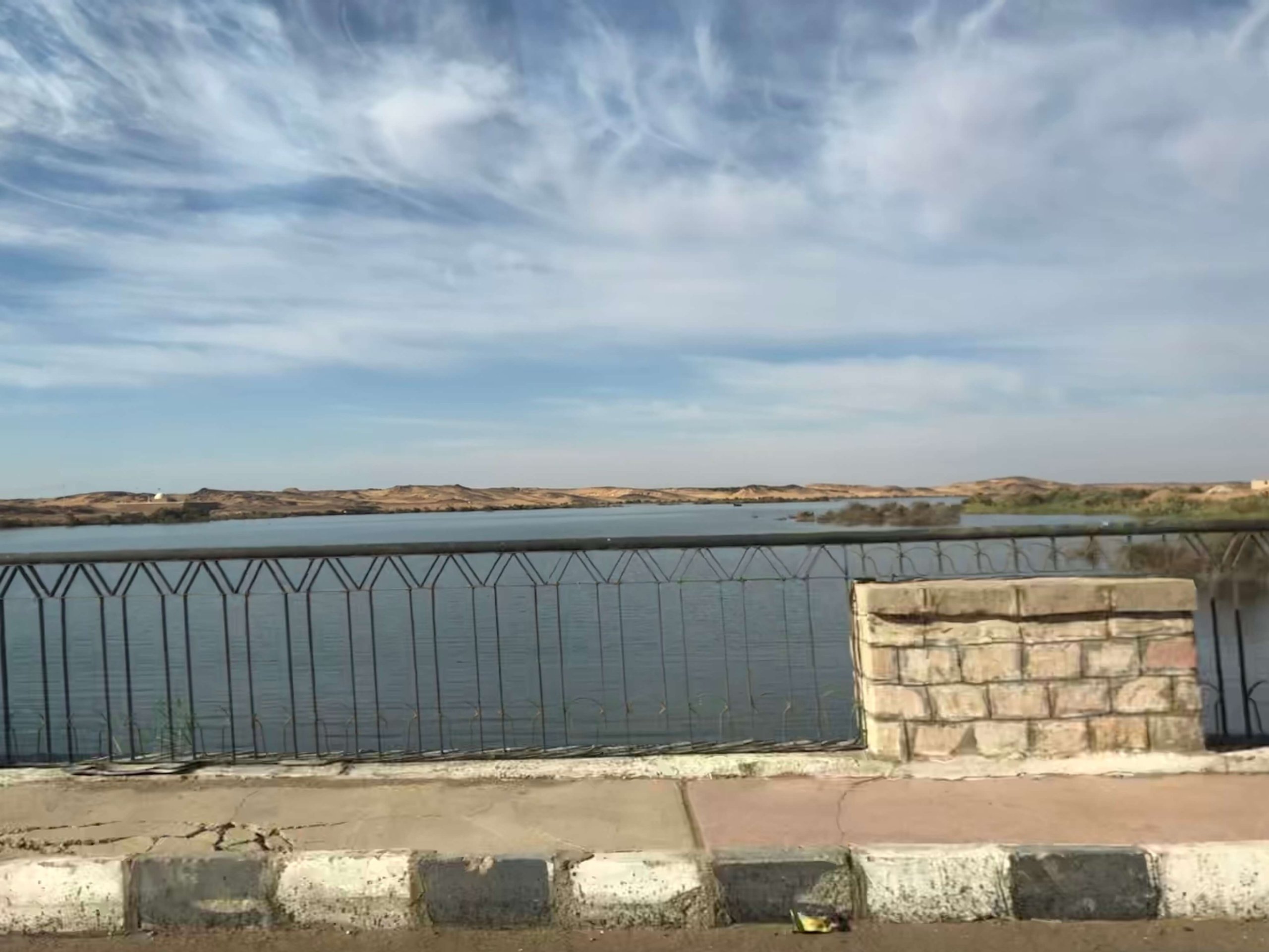 アブシンベル神殿ツアー・バスからの景色