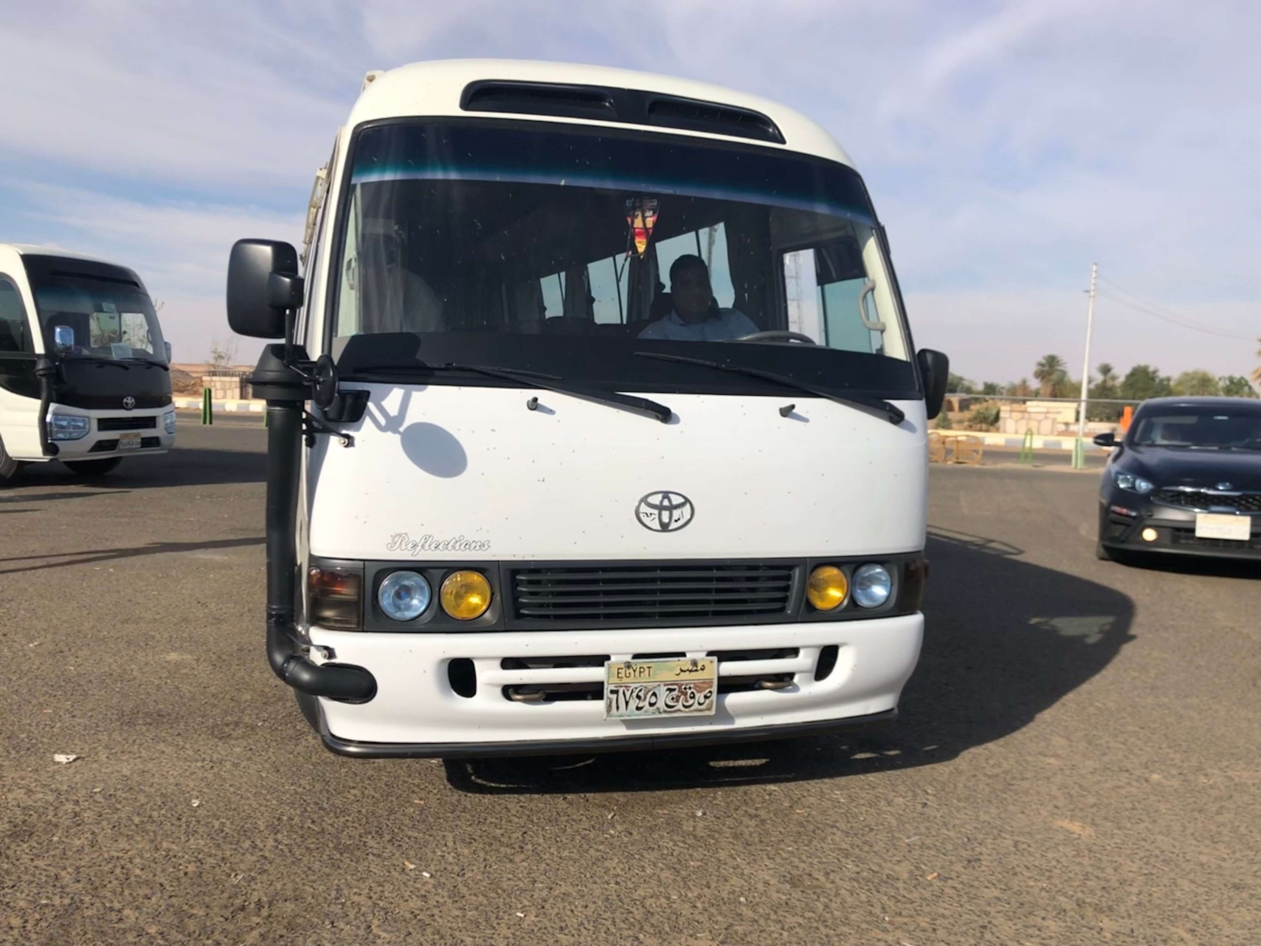 アブシンベル神殿ツアーのバス